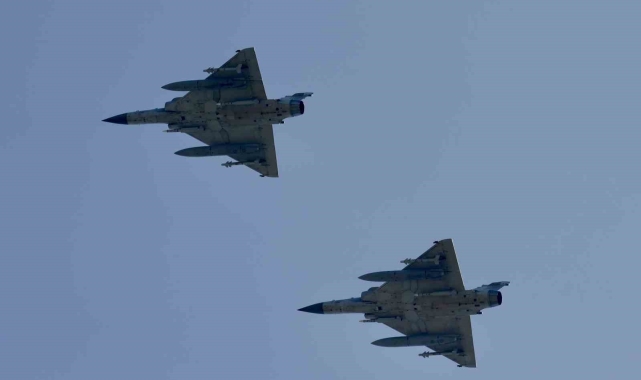 Fransa, Ukrayna'ya ilk 'Mirage 2000' savaş uçaklarını teslim etti
