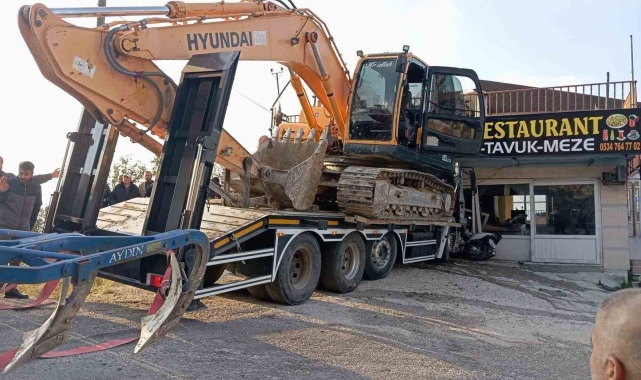 Freni arızalanan iş makinası yüklü tır, iş yerine daldı