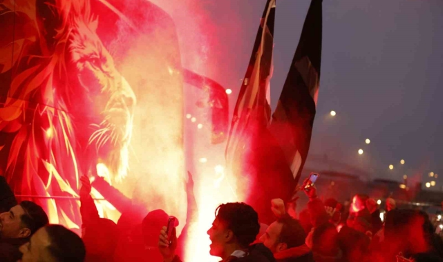 Galatasaray'a Amsterdam'da coşkulu karşılama