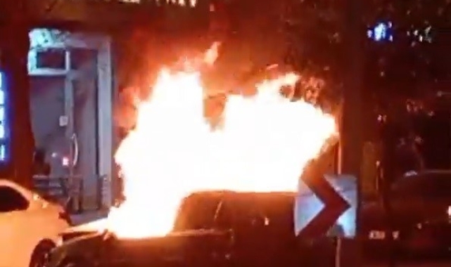 Gaziantep&#039;te kaza sonrası alev alan otomobil kullanılamaz hale geldi