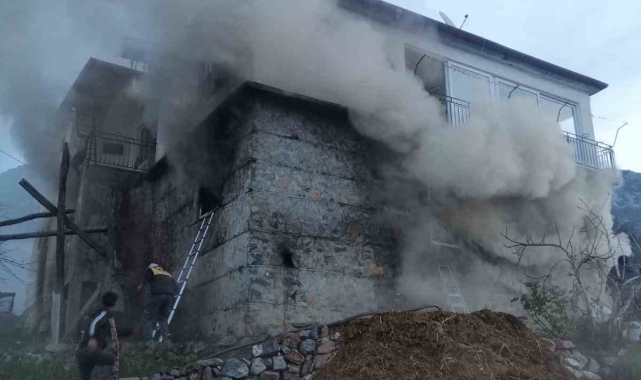 Gazipaşa'da iki katlı müstakil evde çıkan yangında ahırda bulunan inek ve buzağı telef oldu