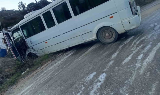 Gazipaşa'da okul servisi buzlu yolda kaydı, korku dolu anlar yaşandı