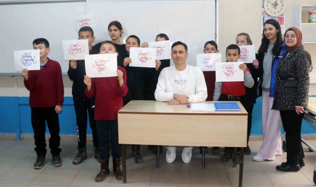 Gençler minikleri sevindirdi