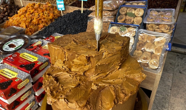 Görüntüsü ile dikkat çeken katı pekmezin faydaları saymakla bitmiyor