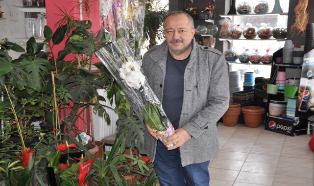 Gümüşhacıköy'de çiçekçiler 14 Şubat'a hazırlanıyor