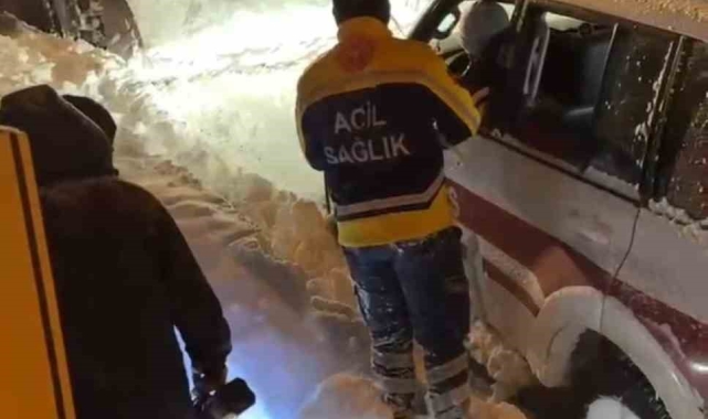 Gümüşhane'de rahatsızlanan hastaya kapalı köy yolunu açarak ulaştılar