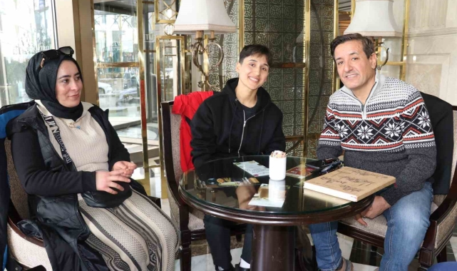 Gündüz yeşil sahalarda, akşamları düğünlerde sahne alıyor