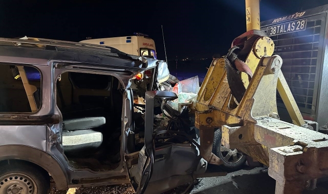 Hafif ticari araç iş makinesine çarptı: 1&#039;i ağır 2 yaralı