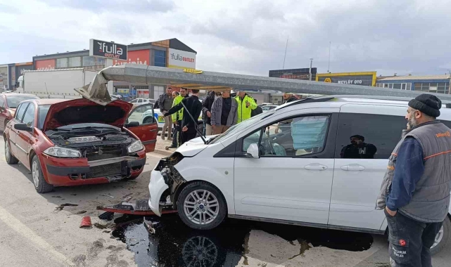 Hafif ticari araç kırmızı ışıkta bekleyen otomobile çarptı
