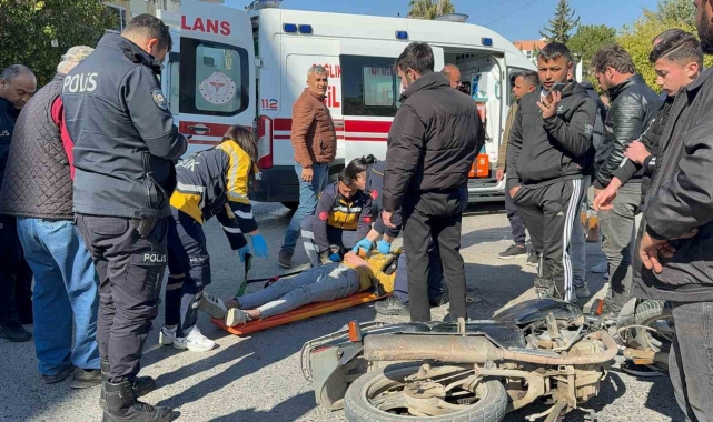 Hafif ticari araç motosikletle çarpıştı, o anlar güvenlik kamerasına yansıdı: 1 yaralı