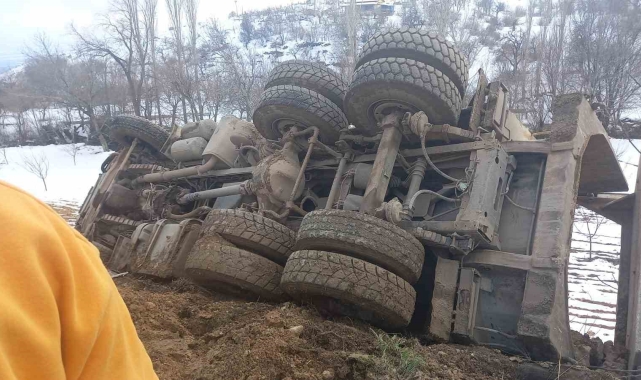 Hafriyat kamyonu şarampole devrildi: 1 yaralı