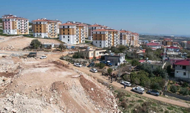 Hafriyat kamyonunu boşalttığı molozların altında kalan kadın yaşam mücadelesi veriyor