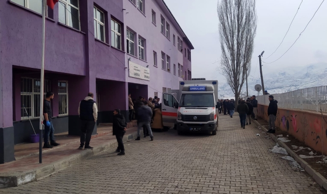 Hakkari'de 34 öğrenci gıda zehirlenmesi şüphesiyle hastaneye kaldırıldı