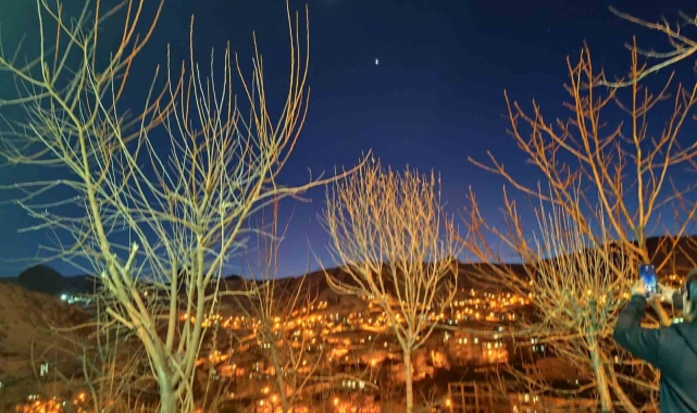 Hakkari'de ay ve venüs bir arada