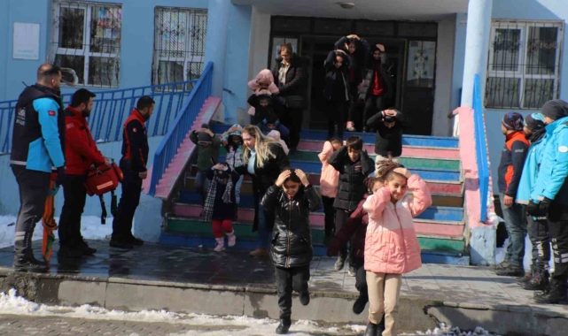 Hakkari'de "Deprem Anı ve Tahliye Tatbikatı" düzenlendi