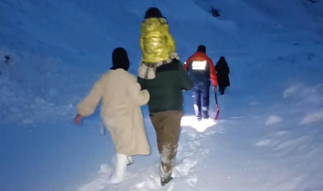 Hakkari'de kara saplanan araçtaki 5 kişi AFAD tarafından kurtarıldı