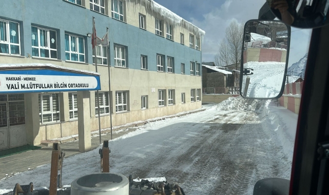 Hakkari&#039;de okul önleri kardan temizlendi