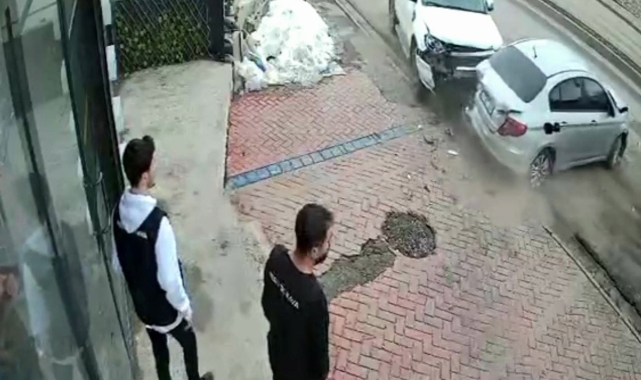 Hakkari&#039;de otomobil park halindeki araca çarptı