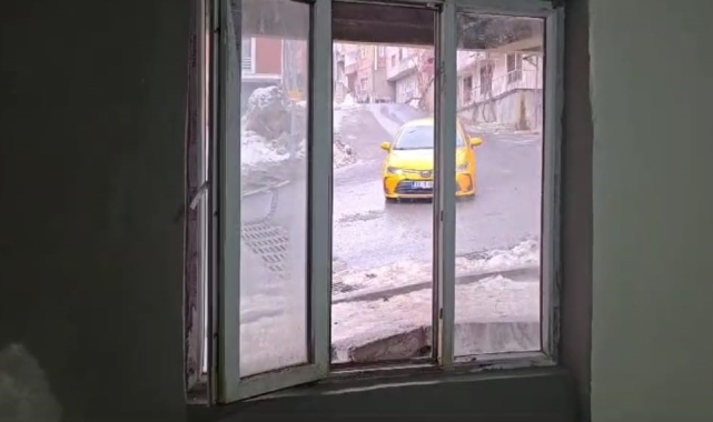 Hakkari'de park halindeki araç yokuş aşağı kayarak evin duvarını yıktı