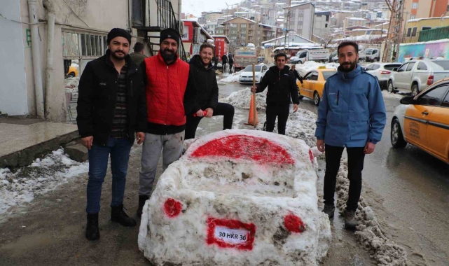 Hakkarili esnaf kardan araba yaptı