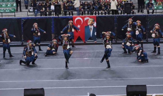 Halk oyunları şöleni izleyenleri büyüledi