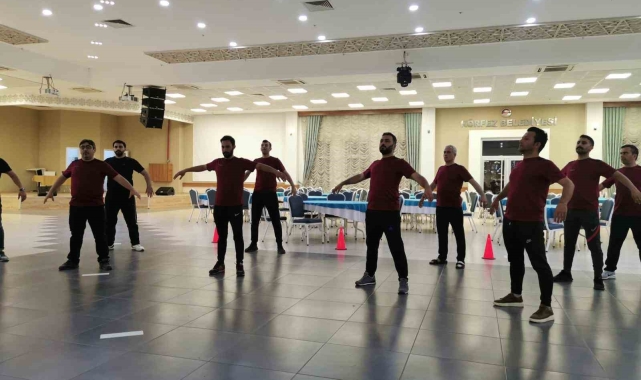 Halk Oyunları Topluluğu, geleneksel zenginlikleri yaşatmaya devam ediyor