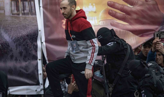 Hamas, 2 esiri Kızılhaç'a teslim ederek serbest bıraktı