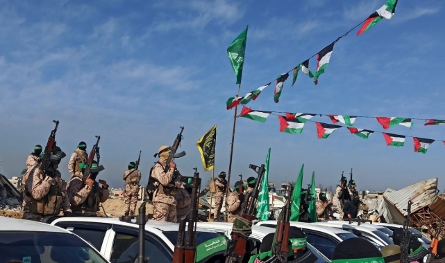 Hamas, 3 İsrailli esiri Kızılhaç'a teslim ederek serbest bıraktı