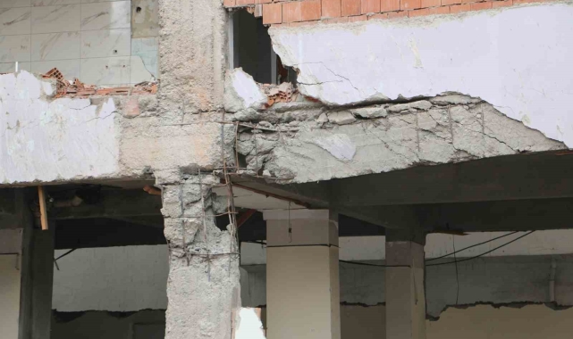 Hasarlı bina uyuşturucu yuvası oldu