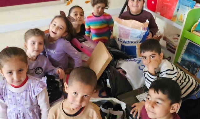 Hayırsever vatandaş öğrencilere hediyeler dağıttı