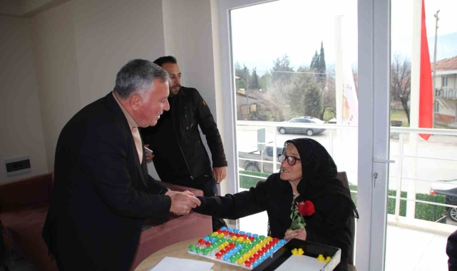 Honaz Belediye Başkanı Kepenek Sevgililer Gününde vatandaşlara çiçek hediye etti