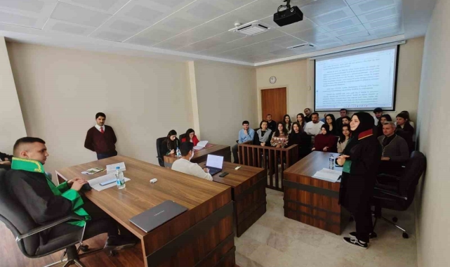 Hukuk Fakültesi öğrencileri kurgusal mahkemede eğitim alıyor