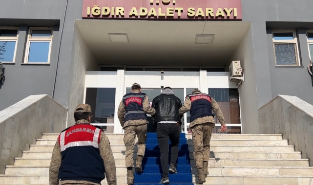 Iğdır'da bir şahsın üzerinde 300 adet altın sikke ele geçirildi