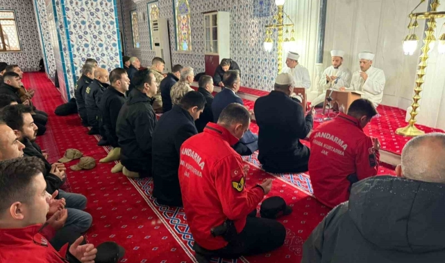 Iğdır'da depremde hayatını kaybedenler için mevlit okundu