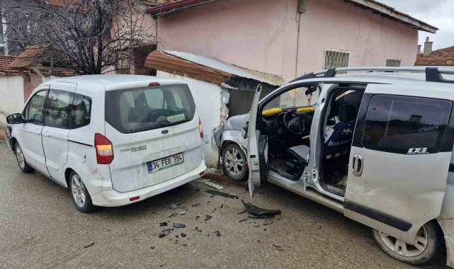 İki hafif ticari araç çarpıştı, sürücüler burnu bile kanamadan kurtuldu