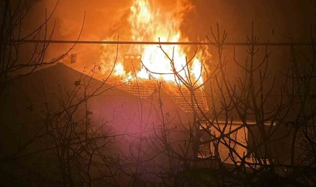 İki katlı ev alev topuna döndü