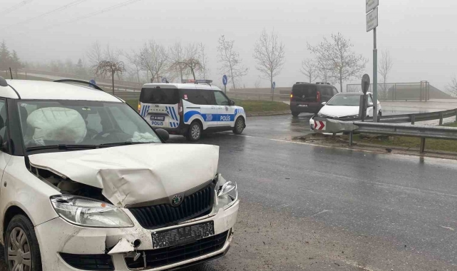 İki otomobilin çarpıştığı kazada sürücüler yaralandı