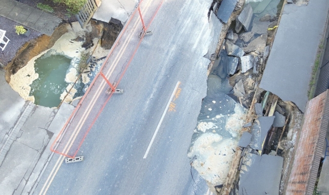 İngiltere'de 20 metre genişliğindeki obruk bahçeyi yuttu