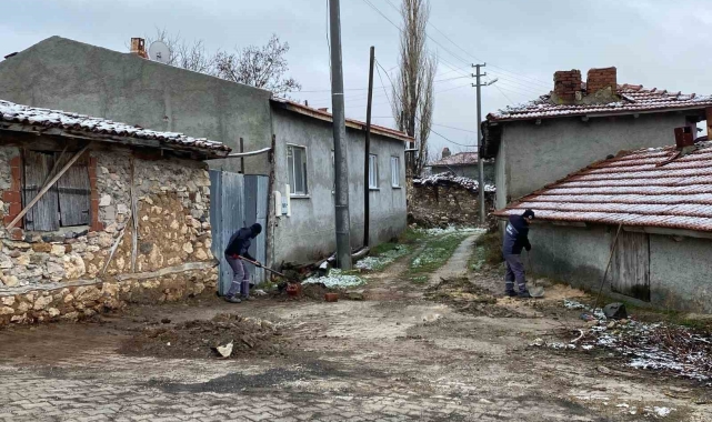 İnönü Belediyesi Esnemez Mahallesi'nde temizlik çalışması yaptı