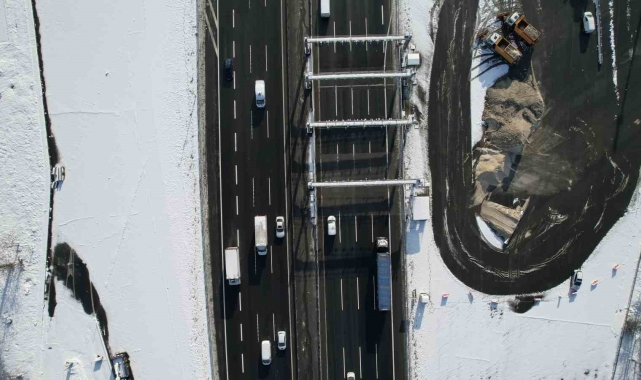 İstanbul'a kar yağdı yollar boş kaldı