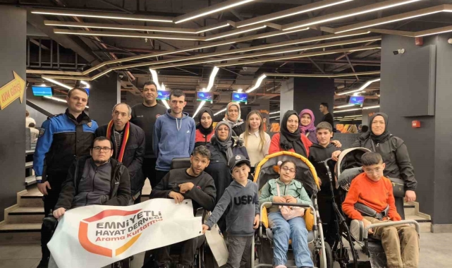 İstanbul'da engelliler bowling ile sosyalleşti