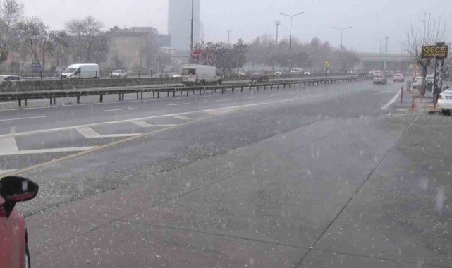 İstanbul'da kar yağışı devam ediyor