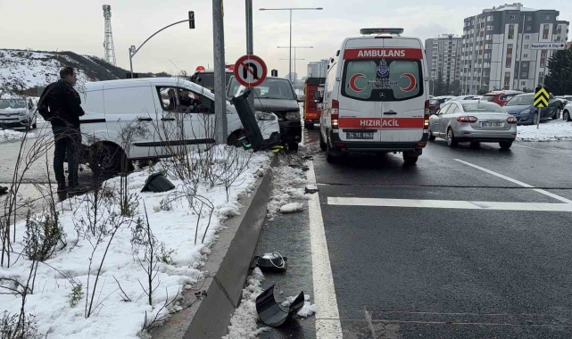 İstanbul'da kar yağışı sonrası oluşan buzlanma kazaya neden oldu