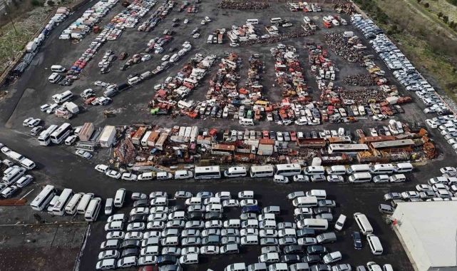 İstanbul'un hurda otomobilleri, araç mezarlığında çürüyor