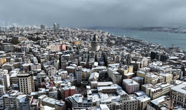İstanbul'un tarihi simgeleri beyaza büründü