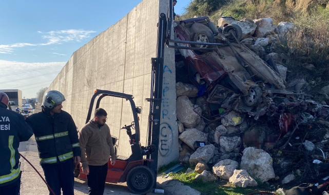 İstinat duvarına çarpan Tofaş hurdaya döndü, araçta sıkışan genç güçlükle kurtarıldı