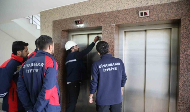 İtfaiye personeline 'asansörde kurtarma' eğitimi