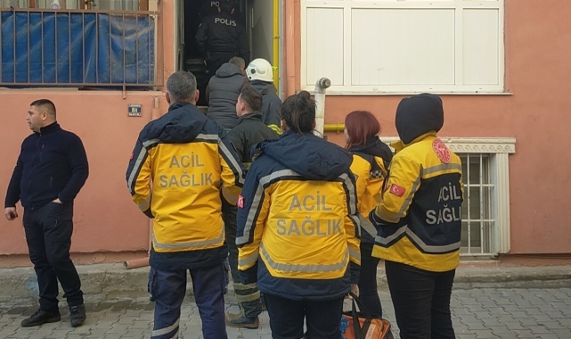 İtfaiye, polis ve sağlık ekipleri kapıyı kırıp içeri girdi, gerçek sonradan ortaya çıktı