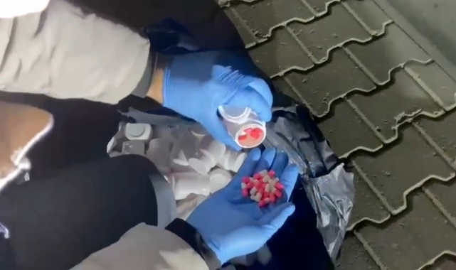 İzmir'de 11 bin adet uyuşturucu hap ele geçirildi