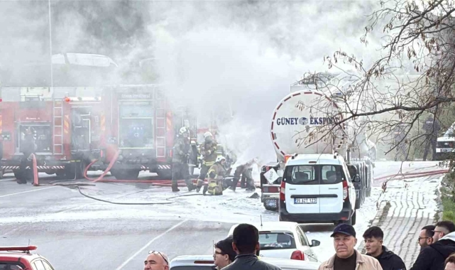 İzmir'de bitkisel yağ yüklü tanker alev aldı